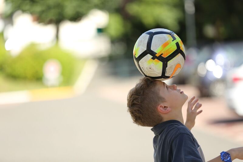 Theo e il suo adorato pallone da calcio nel film "Un sogno per papà"